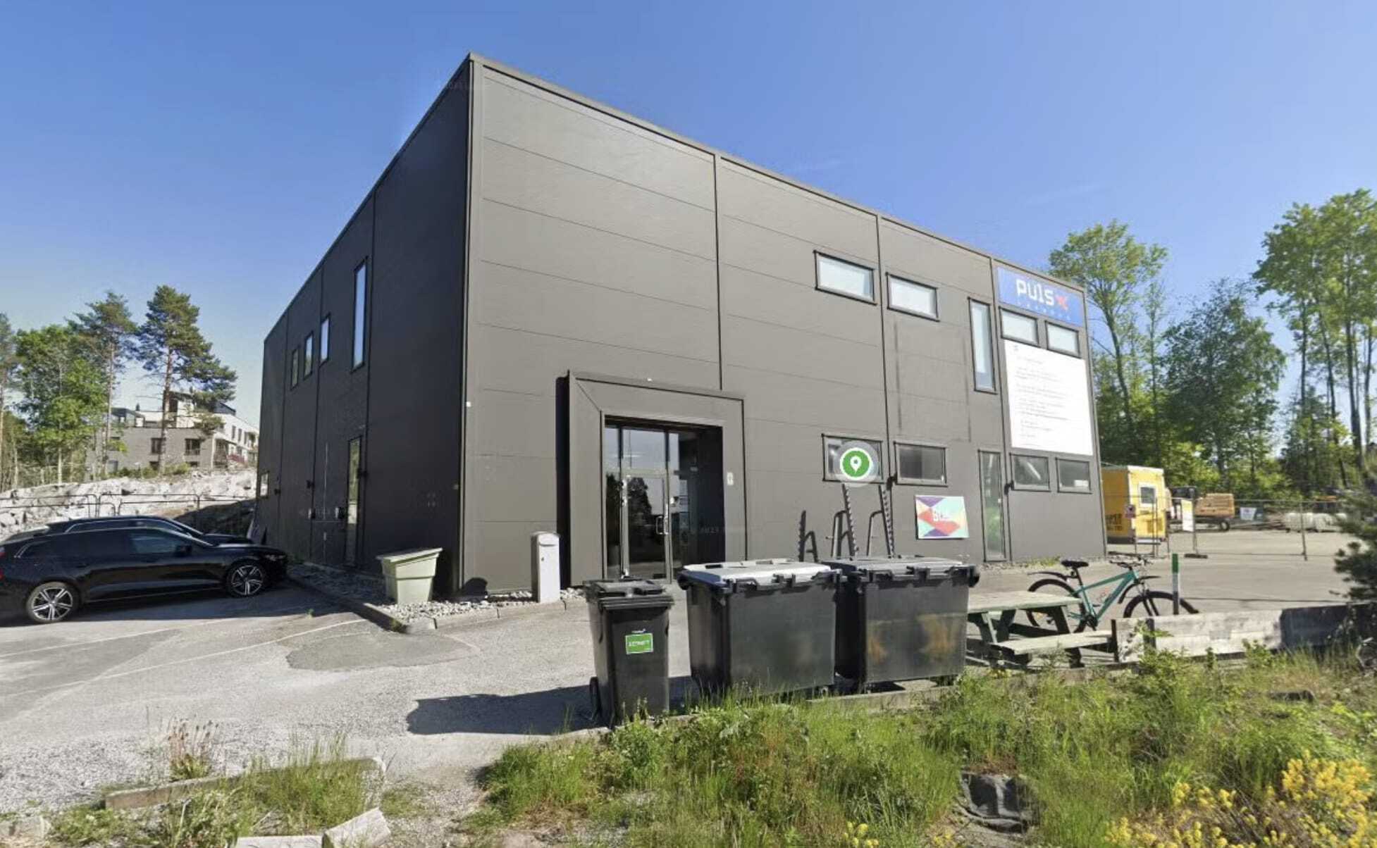 Holøs Gym slik bygget sto før demontering – grått modulært bygg med Puls-skilt på siden