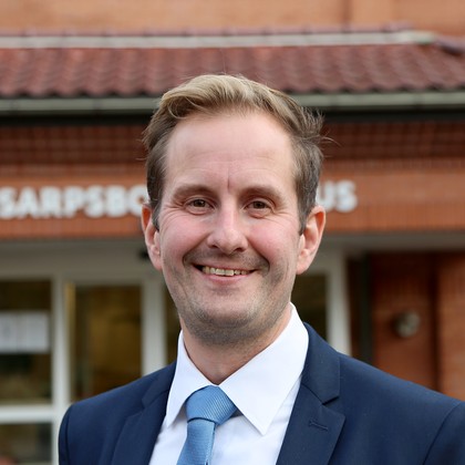 Ordfører Magnus Arnesen (H) utenfor Sarpsborg rådhus
